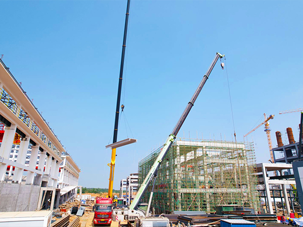 2023.9.7  泰力装配公司承接的松滋史丹利宜化新能源材料前驱体磷酸铁及配套项目双T板顺利吊装