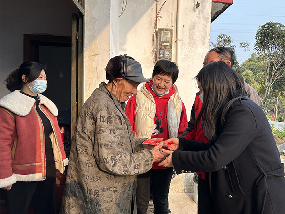 春节前夕走访慰问旭光村困难家庭2