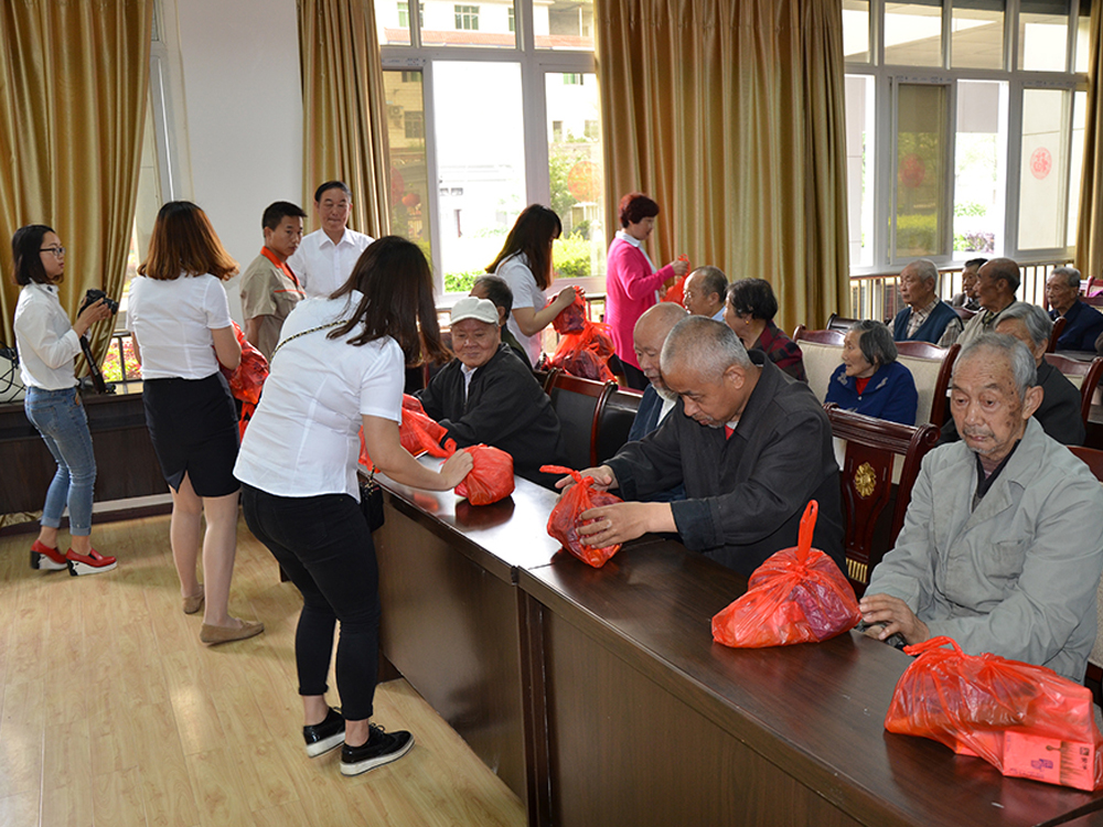 到伍家岗区社会福利院慰问老人