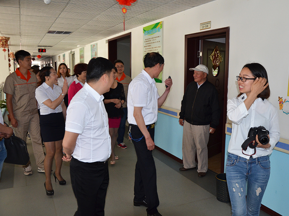 到伍家岗区社会福利院慰问老人