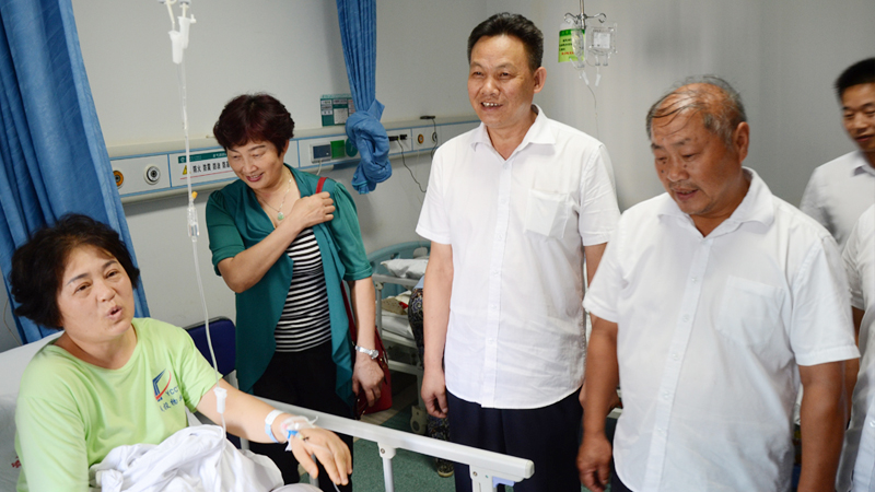 公司领导及员工看望受伤住院的公司工会主席肖琴