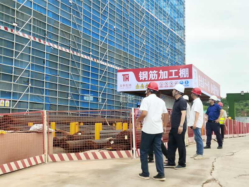 领导小组带领工程部检查.jpg